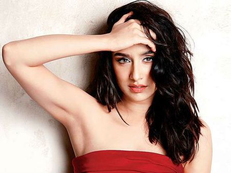 ఒకేసారి ముగ్గురితో.. ఏకధాటిగా ఐదుగంటలు.. కష్టమే కానీ.. శ్రద్ధాకపూర్!