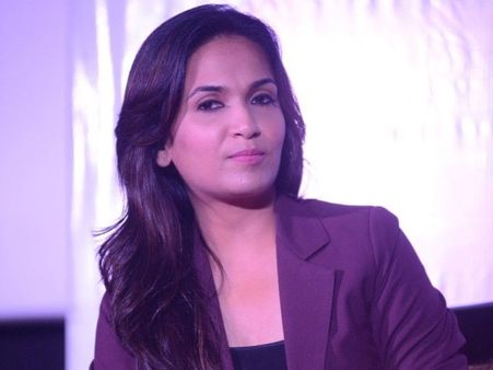 సౌందర్య రజనీకాంత్‌కు చేదు అనుభవం.. బుర్ర ఉందా? ఆ ఫోటోలు షేర్ చేస్తావా?..