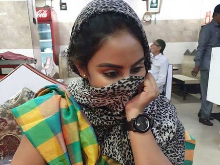 మర్డర్ కేసుపై శ్రీరెడ్డి రియాక్షన్.. శిఖా చౌదరికి మద్దతుగా, హైదరాబాద్‌లో ముసుగేసుకుని!