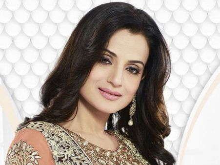 హీరోయిన్ అమీషా పటేల్‌పై కేసు... 2.5 కోట్ల చీటింగ్..