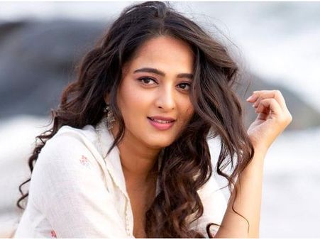 హాలీవుడ్ యాక్టర్‌తో అనుష్కశెట్టి... ఏప్రిల్‌లోనే ‘సైలెన్స్‌’గా!