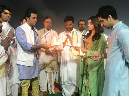 150 డ్రోన్లతో ఆకాశంలో బ్ర‌హ్మాస్త్ర‌ లోగో లాంచ్‌ (ఫోటోస్)