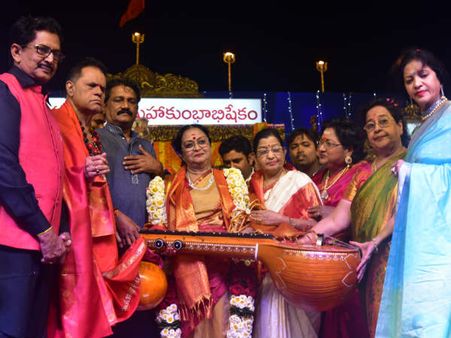 బి.సరోజాదేవికి టీఎస్ఆర్ ‘విశ్వనట సామ్రాజ్ఞి’ బిరుదు ప్రదానం