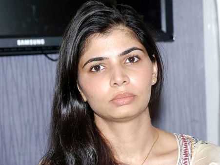 ఆయన లైంగిక వేధించారని అన్నందుకే.. గాయని చిన్మయి ఝలక్.. కోర్టులో పిటిషన్..!