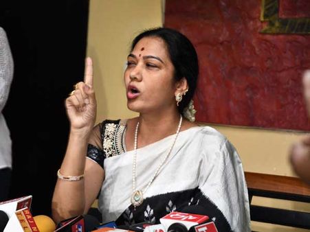 మైక్ లాగేసిన నరేష్.. వేదికపై హేమ అలక!