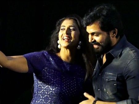 స్టార్ హీరో తండ్రిపై హీరోయిన్ సెటైర్లు.. వేదికపైనే గట్టిగా ఇచ్చాడు!