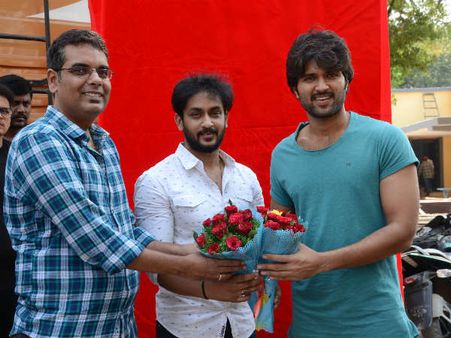 రౌడీ బాయ్ చేతుల్లో బ్యాడ్‌బాయ్.. ‘ఆపరేషన్ గోల్డ్ ఫిష్‌’ను ఆవిష్కరించిన విజయ్ దేవరకొండ