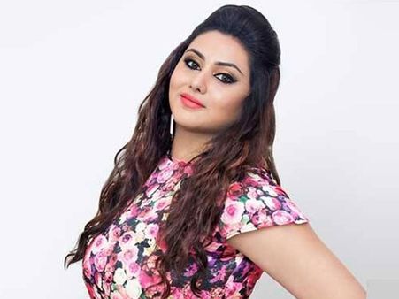 అర్థరాత్రి కారులో భర్తతో నమిత.. పోలీసులతో వాగ్వాదం, బ్యాగ్ ముట్టుకోనివ్వలేదు!