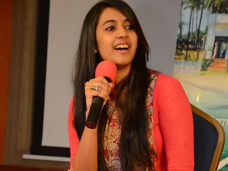 సీఎం అని అరవడం కాదు, వెళ్లి ఓటు గుద్దాలి: మెగాడాటర్ నిహారిక