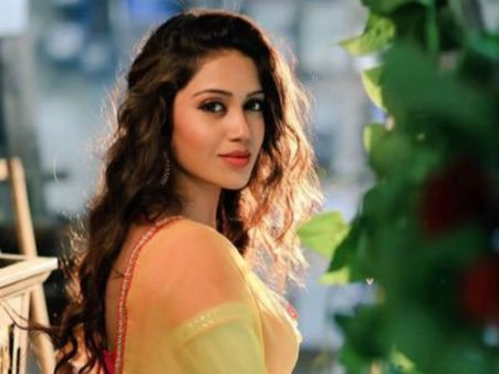 చిక్కుల్లో హీరోయిన్... ఆలయంలో ఆ పని చేయడం వల్లే!