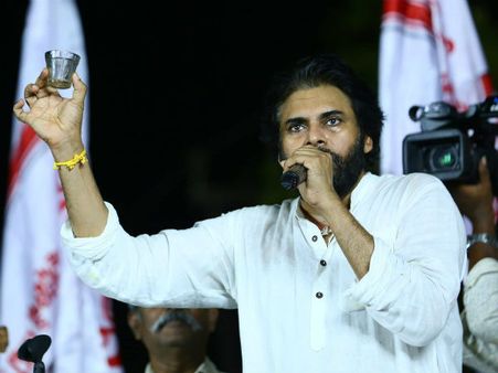 తాగి పిచ్చి వేషాలు వేస్తూ అమ్మాయిల జోలికొస్తే మక్కెలు ఇరుగుతాయ్: పవన్ కళ్యాణ్