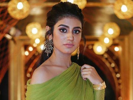 దర్శకుడికి ప్రియా వారియర్ అదిరిపోయే కౌంటర్.. నేను నిజాలు బయటపెడితే!