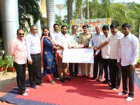 పుల్వామా అమరవీరుల కుటుంబాలకు FNCC 4 లక్షల విరాళం