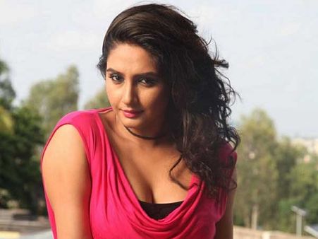 ఆర్టీవో అధికారితో హోటల్‌లో హీరోయిన్.. బీర్ బాటిల్‌తో మాజీ ప్రియుడు దాడి!