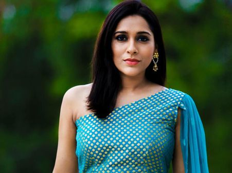 వ్యక్తిని ఢీ కొట్టిన యాంకర్ రష్మీ కారు.. పరిస్థితి విషమం!