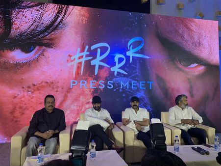 ‘RRR’ స్టోరీ చెప్పిన రాజమౌళి: అల్లూరిగా చరణ్, కొమురం భీంగా తారక్