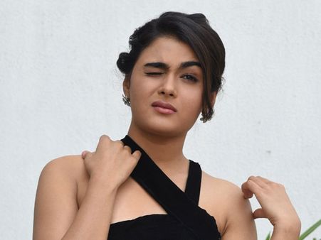 హాట్ హాట్‌గా అర్జున్ రెడ్డి పిల్ల.. కన్నుగీటి హంగామా!