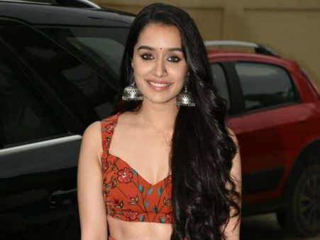 ప్రభాస్ హీరోయిన్ పెళ్లి వార్త: బుల్‌షిట్, ఐదేళ్ల వరకు పెళ్లి చేసుకోదు.. భగ్గుమన్న తండ్రి