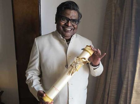 రాష్ట్రపతి చేతుల మీదుగా పద్మశ్రీ అందుకున్న సిరివెన్నెల!