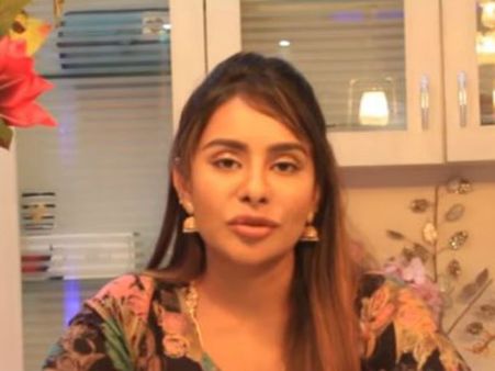 ఆ హీరో భార్య అమ్మాయిలను సప్లై చేస్తుంది, కేకలు వేస్తున్నా వదలడు.. ‘మా’ ఎన్నికల వేళ శ్రీరెడ్డి బాంబ్!