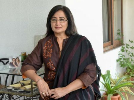 సీఎం కొడుకుతో సుమలత ఢీ.. వేడిక్కిన పాలిటిక్స్.. చీలిపోతున్న కన్నడ పరిశ్రమ!