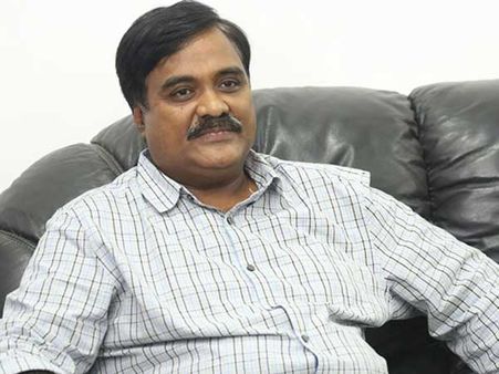 డర్టీ పాలిటిక్స్: కేసీఆర్, చిరంజీవి పేరు లాగడంపై ప్రముఖ నిర్మాత అసంతృప్తి!