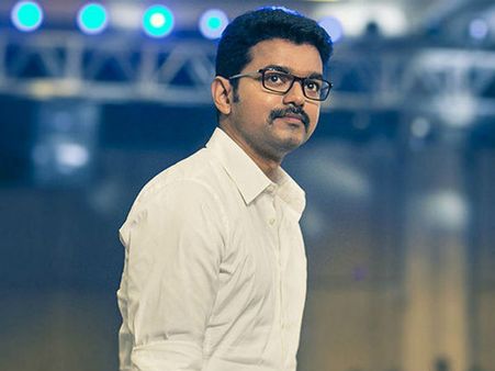 హృదయాలు గెలుచుకున్న విజయ్.. తప్పిన పెద్ద ప్రమాదం, ఇనుప కంచెనే విరిచేశారు!