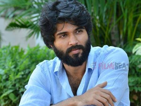 విజయ్ దేవరకొండ క్షమాపణ.. అలా హద్దు మీరడం తప్పు.. నే చూసుకొంటా!