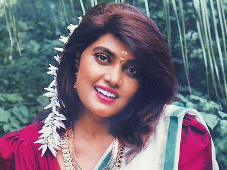 ‘సిల్క్ స్మితను అక్కడే ఉంచి నిర్మాతలు, డిస్ట్రిబ్యూటర్లు శారీరకంగా హింసించేవారు’