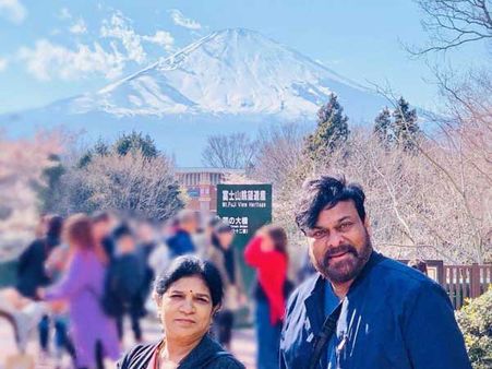 ఇక్కడంతా ఎన్నికల టెన్షన్... మెగాస్టార్ చిరంజీవి అక్కడ కూల్‌గా (ఫోటోస్)