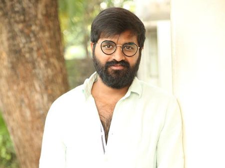 సినిమాను చంపకండి.. నిర్మాత కళ్లలో ఆనందం చూడలేకపోతున్నా.. హీరో, డైరెక్టర్ ఆవేదన