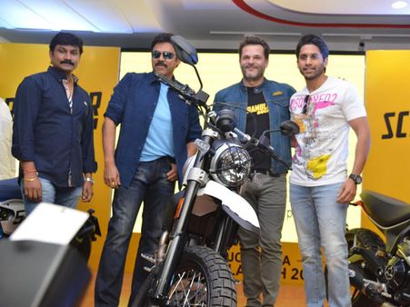 హైదరాబాద్‌‌‌లో క్రేజీ బైక్.. వెంకీమామతో నాగచైతన్య కలిసి..