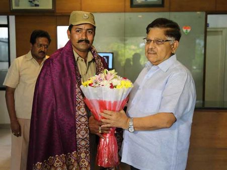 చిన్నారిని కాపాడిన ఫైర్‌‌మెన్: రూ. లక్ష బహుమతి అందించిన మెగాస్టార్ చిరంజీవి!