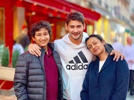 పారిస్‌ వెకేషన్లో మహేష్ అండ్ ఫ్యామిలీ.. ఇంటర్ కుర్రాడిలా ఉన్నాడంటూ కామెంట్స్ (ఫోటోస్)