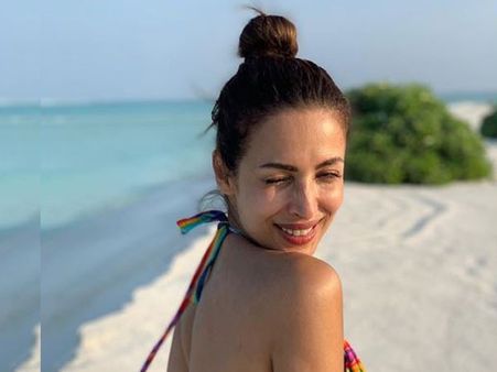 నచ్చకపోతే మూసుకోండి.. లేదా మలిచిపెట్టుకోండి.. కన్నుకొట్టి కవ్వించిన బికినీ క్వీన్