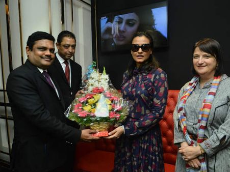 యాంటీ ట్రాఫికింగ్ ఫిల్మ్స్: మహేష్, నమ్రతపై యూఎస్ కాన్సులేట్ జనరల్ కేథరిన్ ప్రశంసలు!