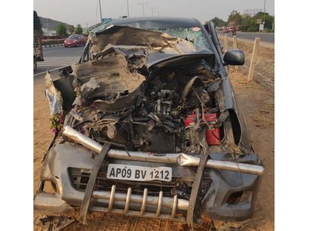 రోడ్డు ప్రమాదానికి గురైన యువ హీరో.. హీరోయిన్, డైరెక్టర్‌కు గాయాలు.. ఒకరు మృతి..