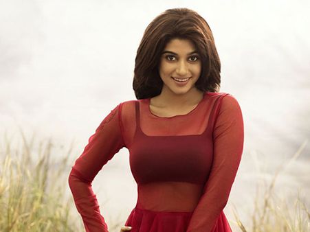 హీరోయిన్ ఓవియా సినిమాపై వివాదం.. రిలీజ్‌పై స్టే విధించిన కోర్టు!