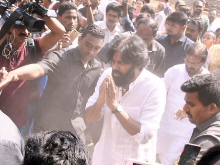 పవన్‌పై రాద్దాంతం, క్యూలో నిలబడలేదని.. రిపోర్టర్‌కి డైరెక్టర్ మారుతి అదిరిపోయే కౌంటర్!