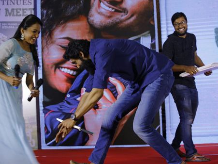 సుమ కాళ్లు మొక్కిన రానా.. సాష్టాంగ నమస్కారం చేయడంతో షాక్