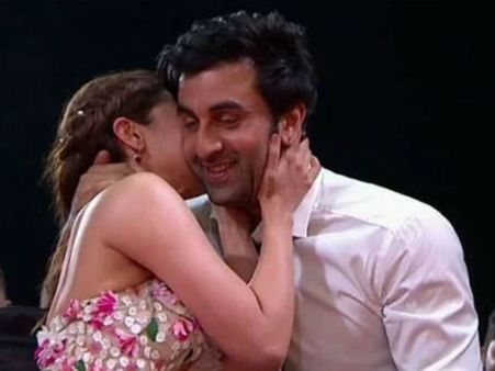 అందరి ముందు రణబీర్‌కి ముద్దిచ్చిన అలియా.. వైరల్ అవుతున్న వీడియో!