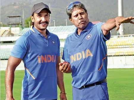 83 మూవీ ఫస్ట్ లుక్: రణవీర్ సింగ్, టీమ్... వెండితెరపైకి భారతీయులు గర్వించే కథ!