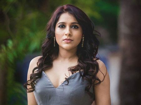 పీరియడ్స్ సమస్య.. రోడ్డు మీద పోయలేం కదా: యాంకర్ రష్మి ఫైర్