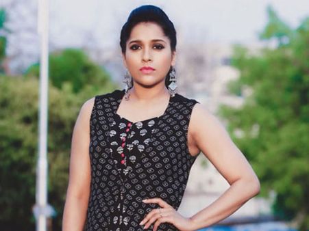 పొట్టి బట్టలేసిందా? క్లీవేజ్ చూపిందా?... 9 నెలల పసికందు దారుణంఫై యాంకర్ రష్మి!