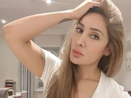 రోజుకు రేటెంత?... నగ్నంగా బిగ్‌బాస్ కంటెస్టెంట్.. మీ వల్లనే రేప్ కల్చర్.. నెటిజన్ల ఫైర్