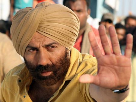 ఆయనకు 56 ఇంచులు.. మావోడికి 62 అంగుళాల ఛాతీ.. బాలీవుడ్ హీరోపై దారుణంగా ట్రోలింగ్