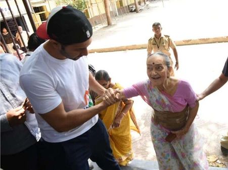 అవ్వా! జాగ్రత్త.. ఓటెయ్యడానికి వచ్చిన వృద్ధురాలికి స్టార్ హీరో చేయుత.. ‌హృదయాలను గెలుచుకొన్న..