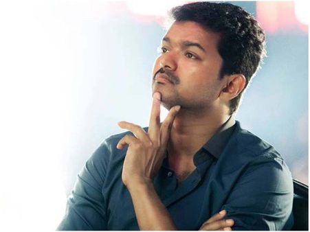 ఇళయదళపతి విజయ్‌ని పట్టించుకోని హీరోయిన్.. ఫోన్ చూసుకుంటూ పరధ్యానంగా.. ఏం జరిగిందంటే!