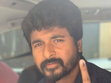 ఆ హీరోను ఓటు వేయడానికి అనుమతించడం... అధికారుల కొంపముంచింది!