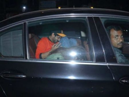 ఆ హీరోతో సరసాలాడుతూ... కెమెరాకు చిక్కిన స్టార్ హీరో కూతురు!